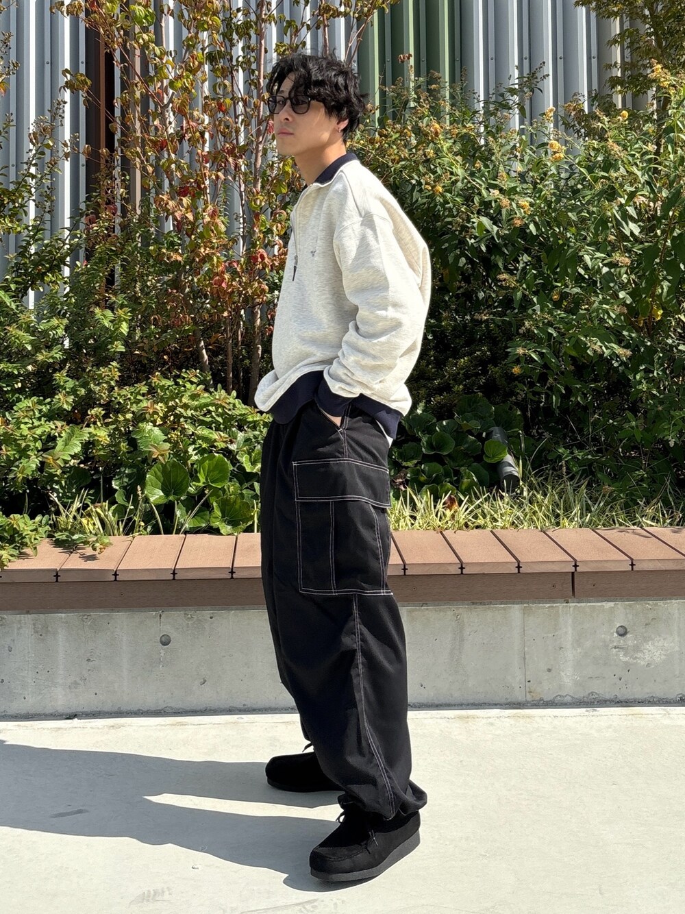 ブラック系のカーゴパンツ、ホワイト系のスウェットを着用したメンズの秋コーディネートの1枚目の写真