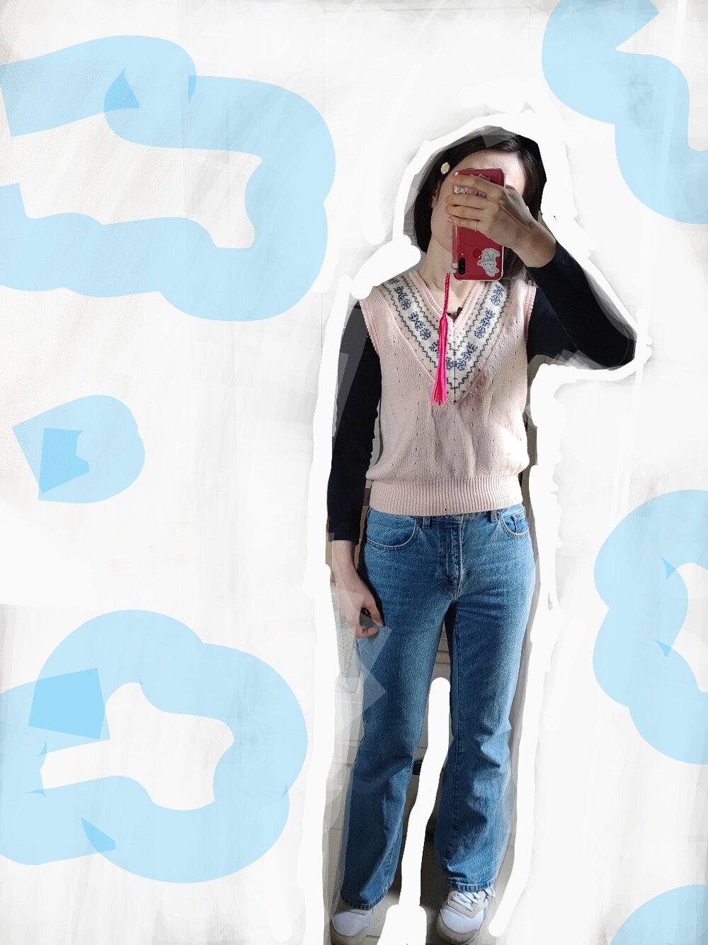 ピンク系のベスト、ブルー系のデニムパンツ、ホワイト系のスニーカーを着用したレディースの春コーディネートの1枚目の写真