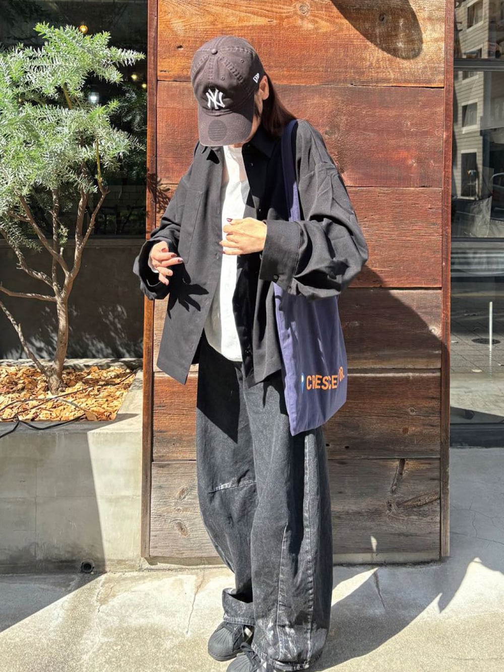「スニーカー、デニム、ブラック、キャップ、お出かけコーデ、シンプルコーデ、シャツスタイル、シアートップス、corners、corners by KR」｜「NEW ERAのニューエラ キャップ カジュアルクラシック MLB（キャップ、ブラック系）」を使った、kuririnさん（レディース・159cm）の秋コーディネートの1枚目の写真