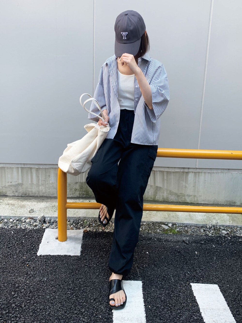 「ビッグシルエット、ブラック、カーゴパンツ、大人コーデ、休日コーデ、カジュアルコーデ、ラクチンコーデ、オトナカジュアル、初夏コーデ、corners」｜「CORNERSのイージーカーゴパンツ（カーゴパンツ、ブラック系）」を使った、kuririnさん（レディース・159cm）の春コーディネートの1枚目の写真