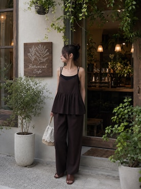 「CORNERS by yui（コーナーズバイユイ）の【CORNERS by yui】リネンライクキャミセットアップ（サロペット/オーバーオール、ブラウン系）」を使った、kuririnさん（レディース・159cm）の夏コーディネート