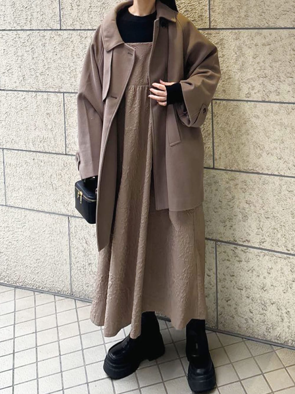 「冬コーデ、大人コーデ、オトナカジュアル、オトナカワイイ、休日スタイル、大人女子、おでかけコーデ、corners、corners by KR、ワンピース」｜「CORNERSのミドル丈フレアコート（ピーコート、ブラウン系）」を使った、kuririnさん（骨格ウェーブ・レディース・159cm）の冬コーディネートの1枚目の写真