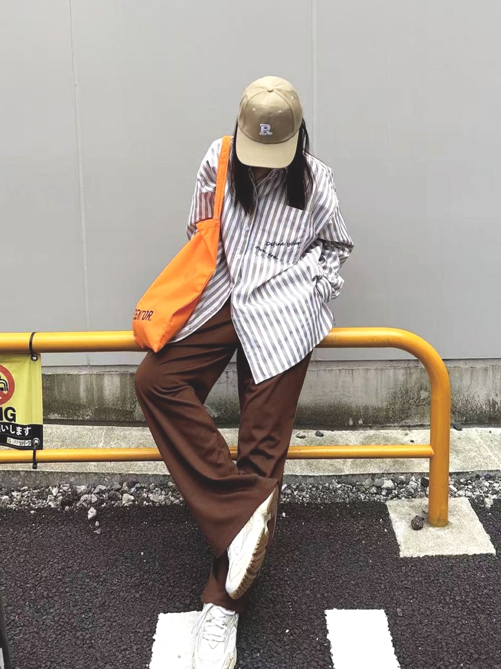 「スニーカー、大人カジュアル、お出かけコーデ、ストライプシャツ、パンツスタイル、シンプルスタイル、オトナカジュアル、春ファッション、corners、corners by KR」｜「CORNERSのRロゴ刺繍キャップ【KR select】（キャップ、ベージュ系）」を使った、kuririnさん（骨格ウェーブ・レディース・159cm）の春コーディネートの1枚目の写真