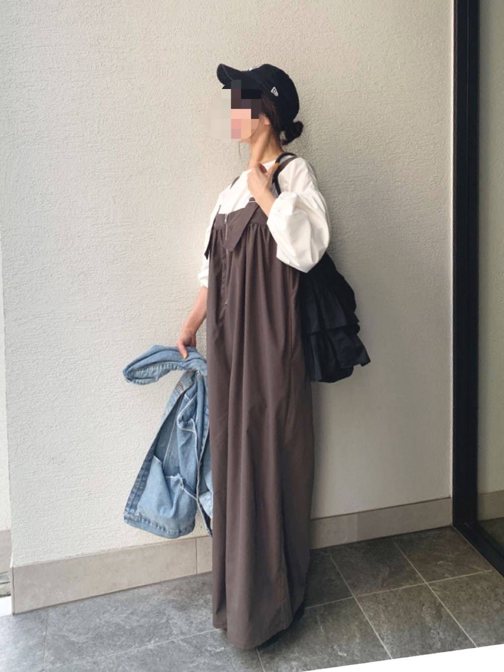 ホワイト系のシャツ/ブラウス、グレー系のサロペット/オーバーオール、ブルー系のデニムジャケットを着用したレディースの春コーディネートの1枚目の写真