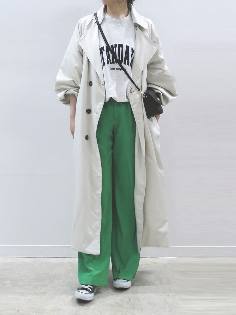 ホワイト系のトレンチコート、ホワイト系のTシャツ/カットソー、ベージュ系のスウェットを着用したレディースの冬コーディネートの1枚目の写真