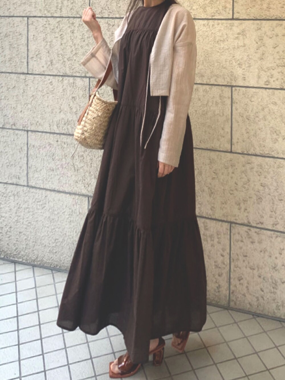 ベージュ系のシャツ/ブラウス、ブラウン系のワンピース、ブラウン系のかごバッグを着用したレディースの夏コーディネートの1枚目の写真