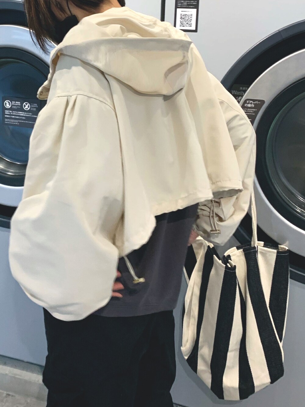 「トートバッグ、マウンテンパーカー、Tシャツ、カーゴパンツ、春、春コーデ、プチプラコーデ、アイボリー、ボリューム袖、corners」｜「CORNERSのショートマウンテンパーカー（マウンテンパーカー、ホワイト系）」を使った、kuririnさん（レディース・159cm）の春コーディネートの1枚目の写真