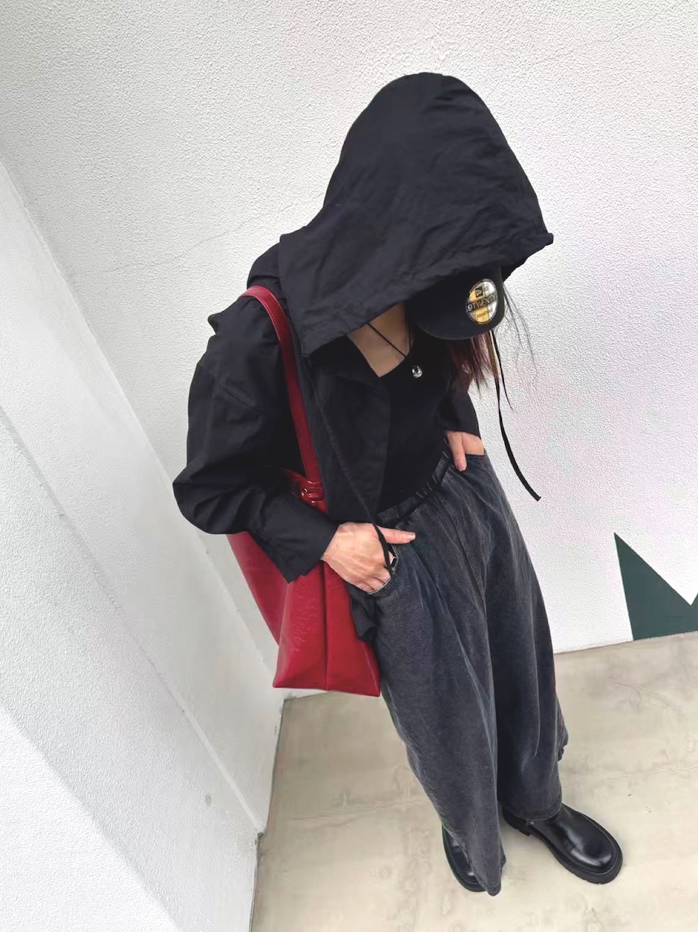 ブラック系のTシャツ/カットソー、レッド系のトートバッグ、ブラック系のスカートを着用したレディースの秋コーディネートの1枚目の写真