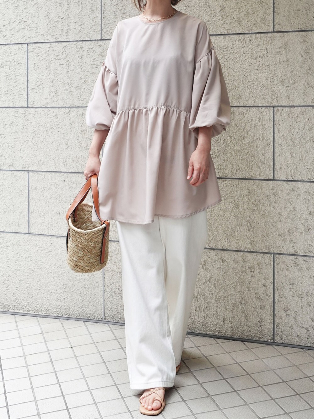 ブラウン系のかごバッグ、ベージュ系のデニムパンツ、ベージュ系のシャツ/ブラウスを着用したレディースの夏コーディネートの1枚目の写真