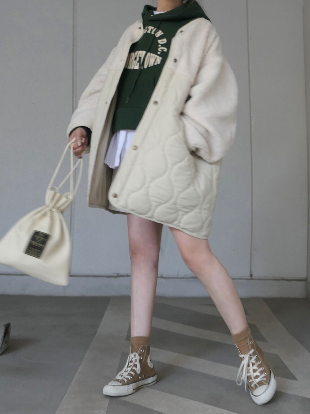 「スウェット、アウター、シンプル、白シャツ、パーカー、キルティング、カレッジ、ハーフパンツ、巾着バッグ、カレッジスウェット、カレッジロゴ、オトナカジュアル、秋コーデ、corners」｜「CORNERSのキルティング×ボア切替M-65ショートコート（ブルゾン、ホワイト系）」を使った、kuririnさん（レディース・159cm）の秋コーディネートの1枚目の写真