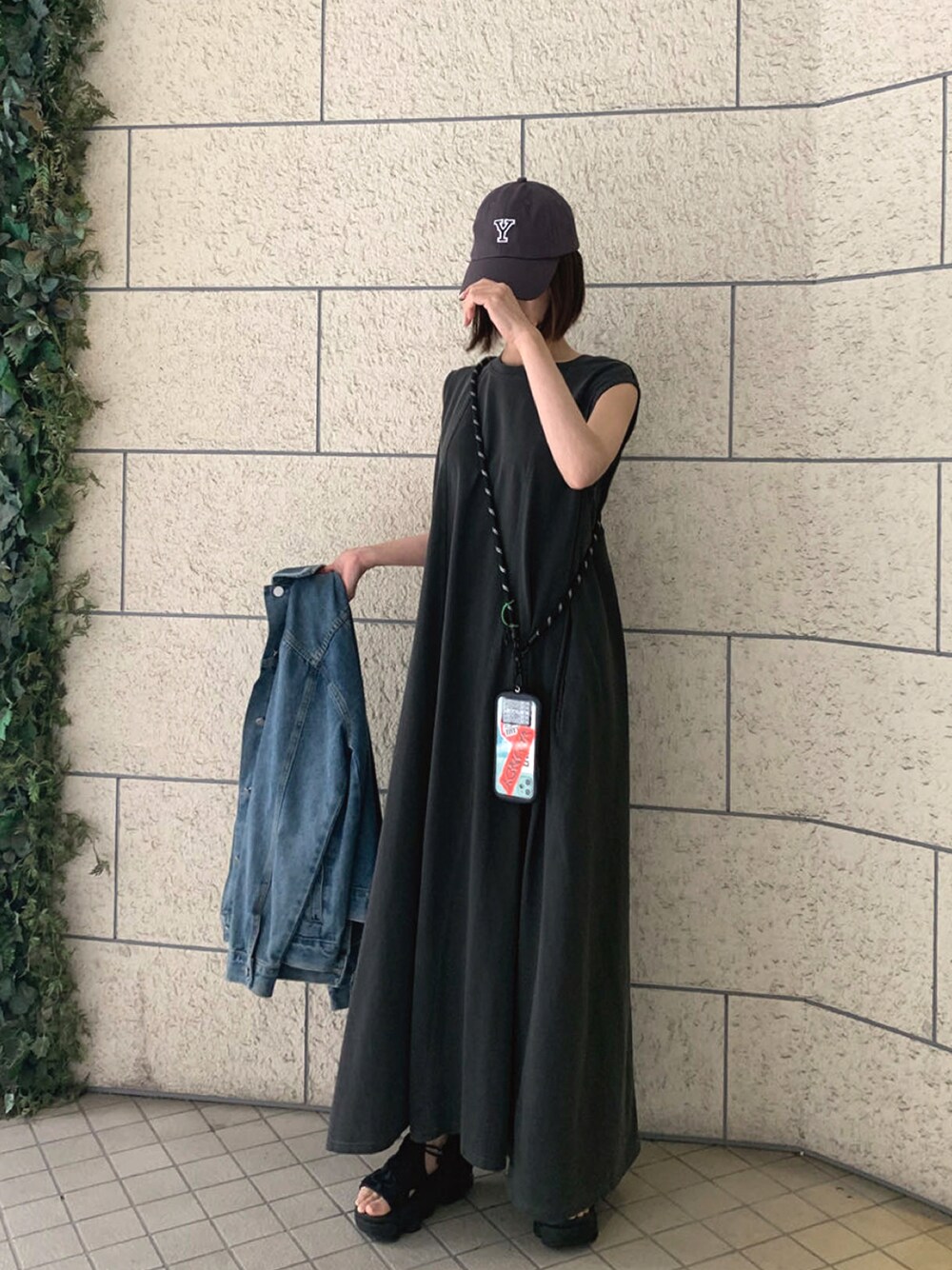 ブルー系のデニムジャケット、ブラック系のサンダル、グレー系のワンピースを着用したレディースの夏コーディネートの1枚目の写真