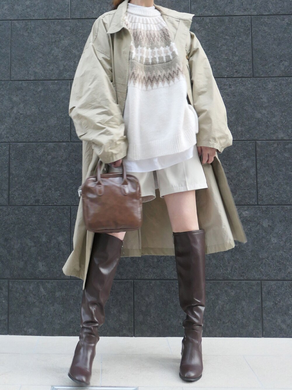 「ニット、アウター、ロングブーツ、大人カジュアル、ハーフパンツ、ノルディック柄、パンツスタイル、シンプルコーデ、ミニバッグ、秋コーデ、白シヤツ、corners」｜「CORNERSのウェザークロスミリタリーオーバーコート（ミリタリージャケット、ベージュ系）」を使った、kuririnさん（レディース・159cm）の秋コーディネートの1枚目の写真