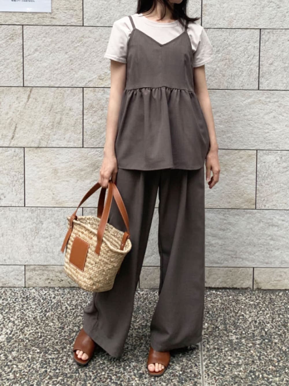 「セットアップ、Tシャツ、大人カジュアル、パンツスタイル、かごバッグ、夏コーデ、おでかけコーデ、オトナカジュアル、corners、シンフルコーデ」｜「CORNERSのハート刺繍コンパクトTシャツ（Tシャツ/カットソー、ベージュ系）」を使った、kuririnさん（レディース・159cm）の春コーディネートの1枚目の写真