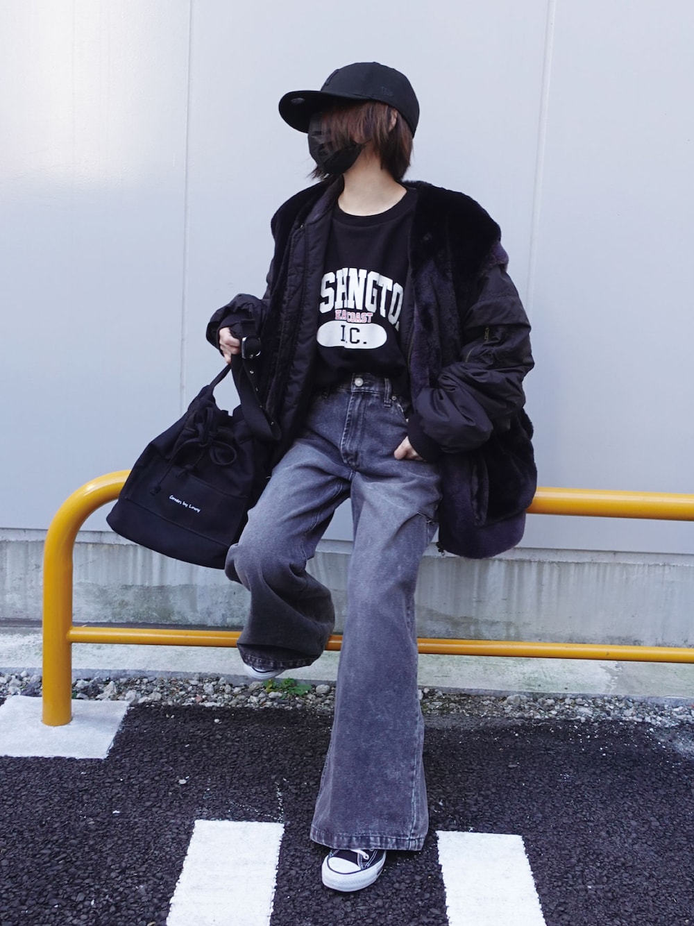 ブラック系のスウェット、ブラック系のスニーカー、ブラック系のトートバッグを着用したレディースの冬コーディネートの1枚目の写真