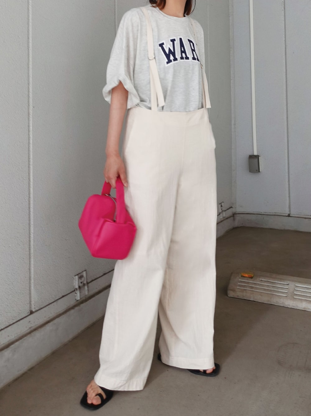 ベージュ系のTシャツ/カットソー、ピンク系のショルダーバッグ、ブラック系のサンダルを着用したレディースの夏コーディネートの1枚目の写真
