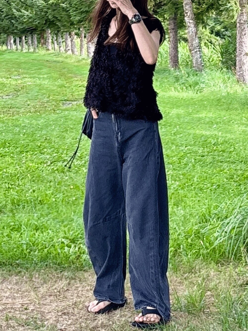 ブラック系のTシャツ/カットソー、ブラック系のキャミソール、ブラック系のデニムパンツを着用したレディースの夏コーディネートの1枚目の写真