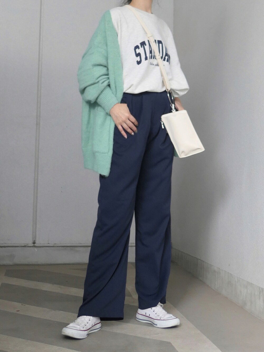 「スニーカー、ショルダーバッグ、ネイビー、カレッジ、モヘアニット、スニーカーコーデ、パンツスタイル、カレッジスウェット、カーティガン、シンプルスタイル、低身長コーデ、オトナカジュアル、corners」｜「CORNERSのカラーストレートスラックスパンツ（スラックス、ブルー系）」を使った、kuririnさん（レディース・159cm）の秋コーディネートの1枚目の写真