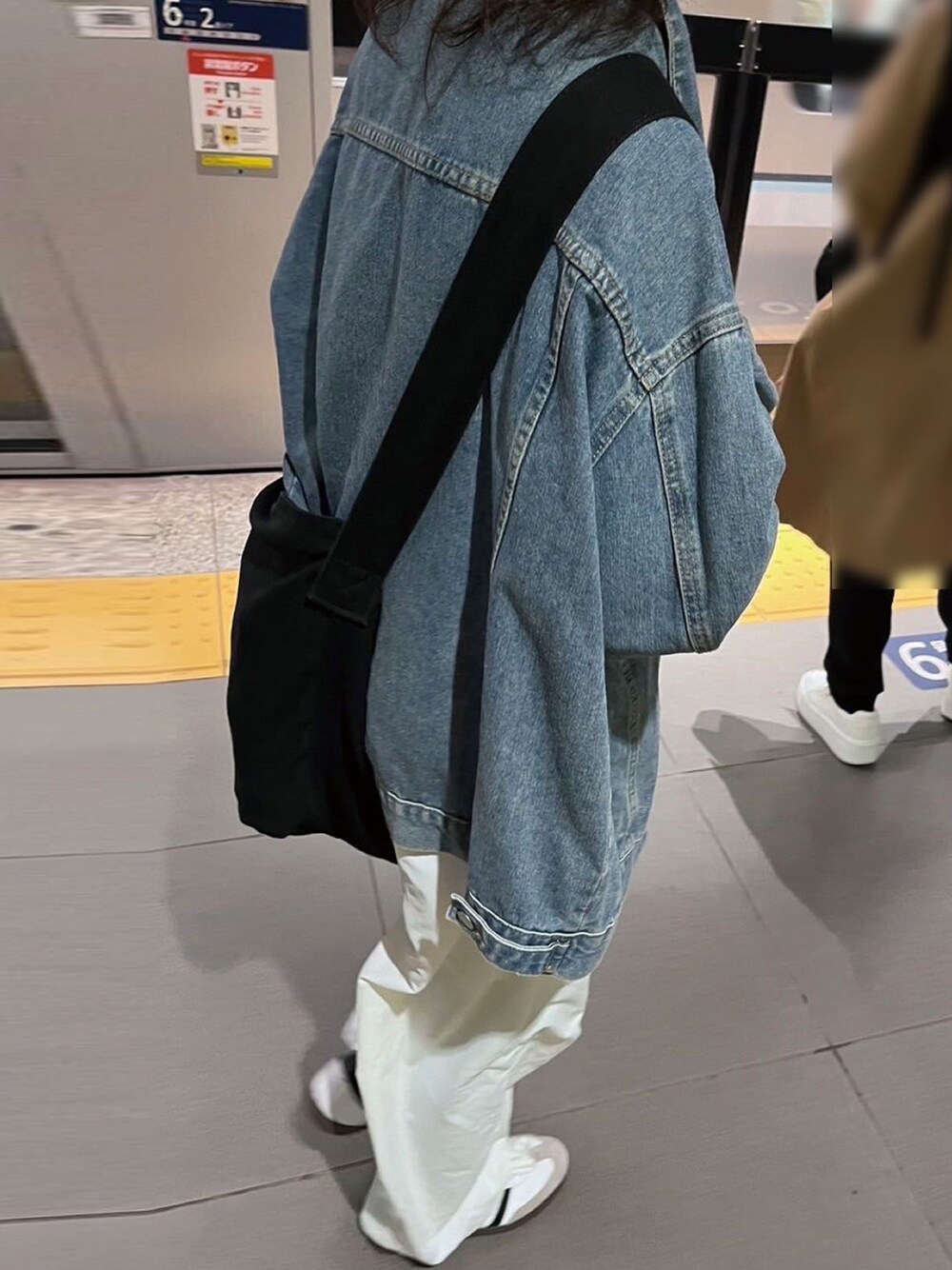 ブルー系のデニムジャケット、ホワイト系のTシャツ/カットソー、ホワイト系のスラックスを着用したレディースの春コーディネートの1枚目の写真