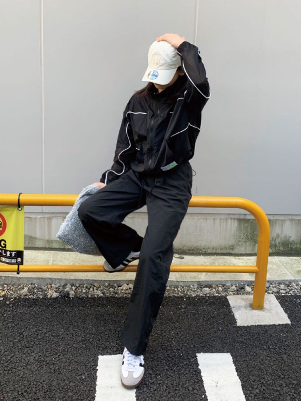 ブラック系のセットアップ、ブラック系のスラックス、シルバー系のトートバッグを着用したレディースの春コーディネートの1枚目の写真