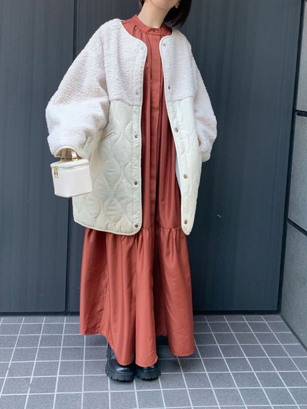 「アウター、ワンピース、ブーツ、シンプル、大人カジュアル、休日コーデ、ミニバッグ、大人かわいい、corners」｜「CORNERSのキルティング×ボア切替M-65ショートコート（ブルゾン、ホワイト系）」を使った、kuririnさん（レディース・159cm）の冬コーディネートの1枚目の写真