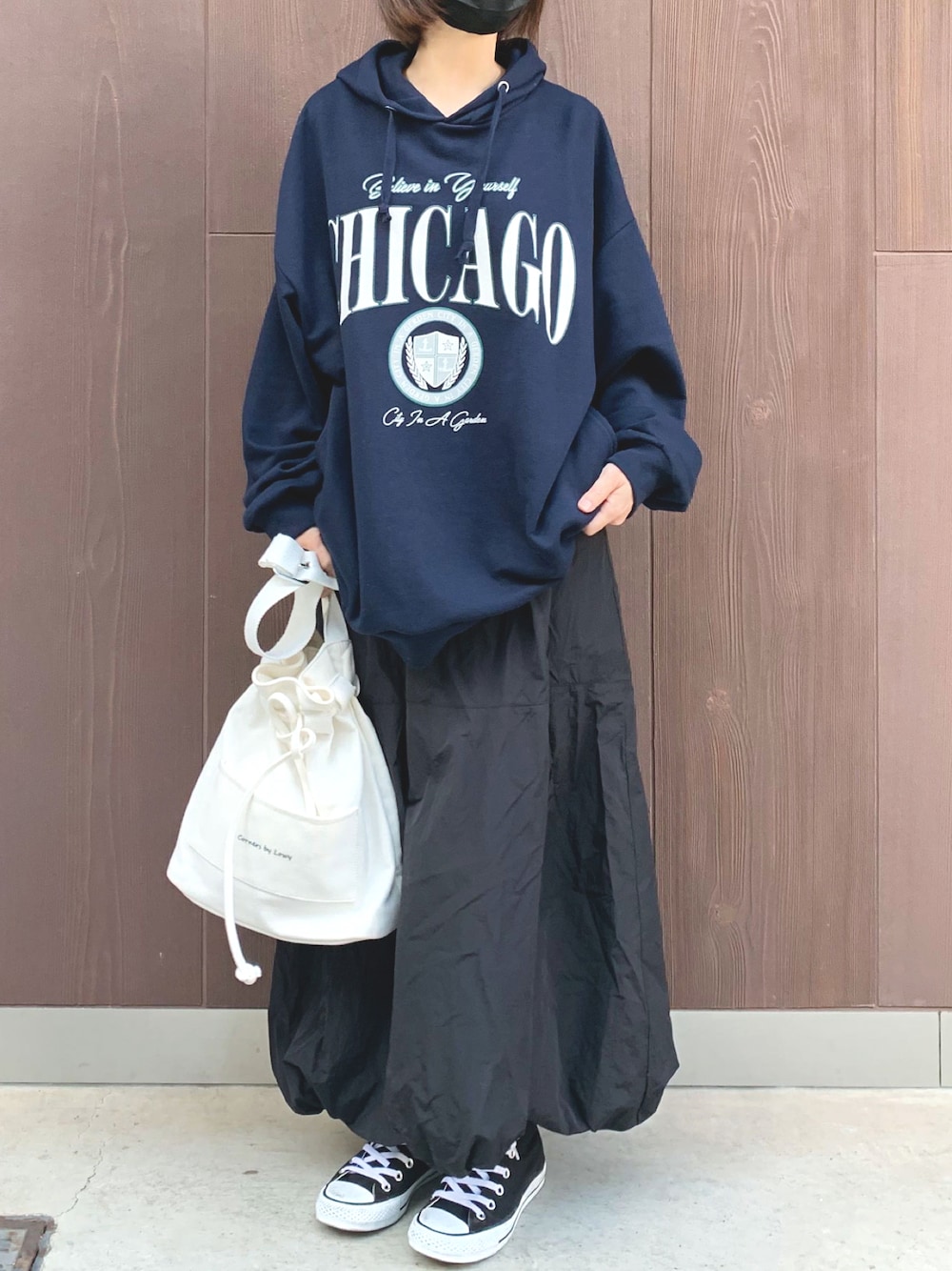 ブルー系のパーカー、ブラック系のTシャツ/カットソー、ブラック系のスニーカーを着用したレディースの冬コーディネートの1枚目の写真