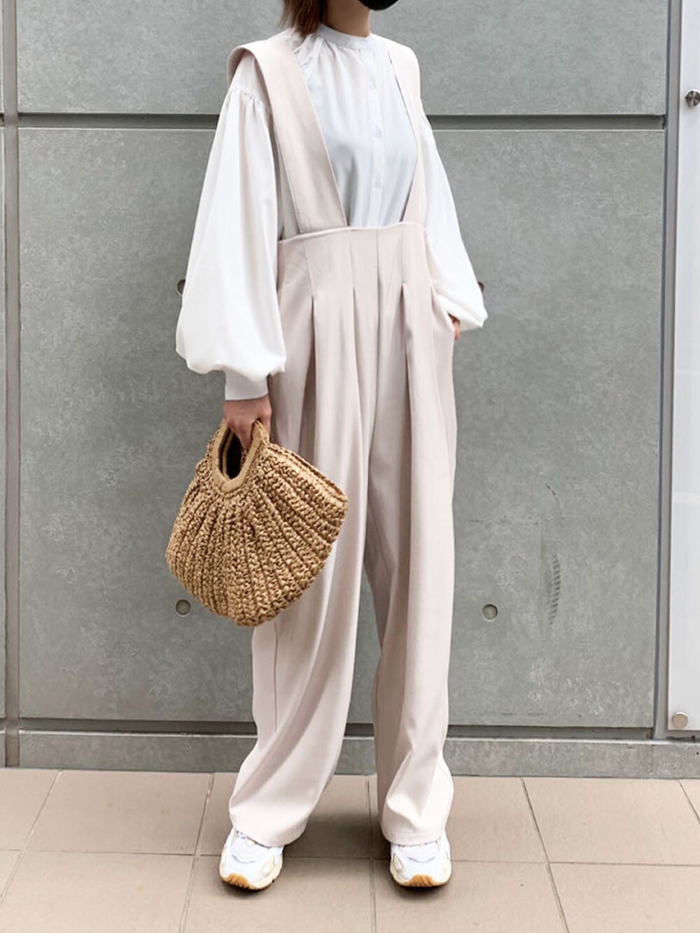 ホワイト系のシャツ/ブラウス、ホワイト系のサロペット/オーバーオール、ホワイト系のスニーカーを着用したレディースの春コーディネートの1枚目の写真