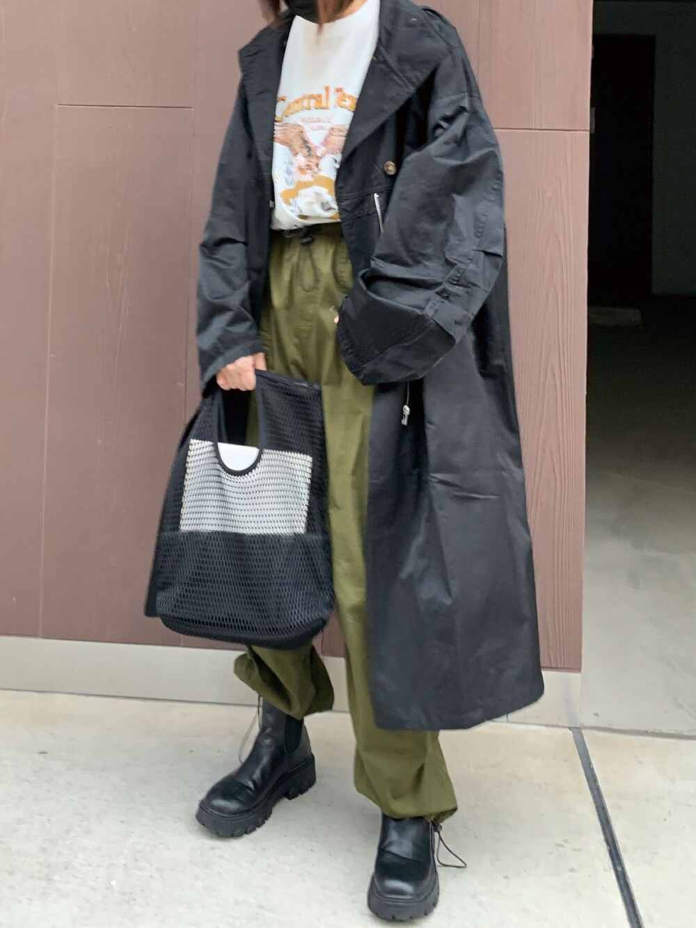 ブラック系のミリタリージャケット、ホワイト系のTシャツ/カットソー、ブラック系のブーツを着用したレディースの春コーディネートの1枚目の写真