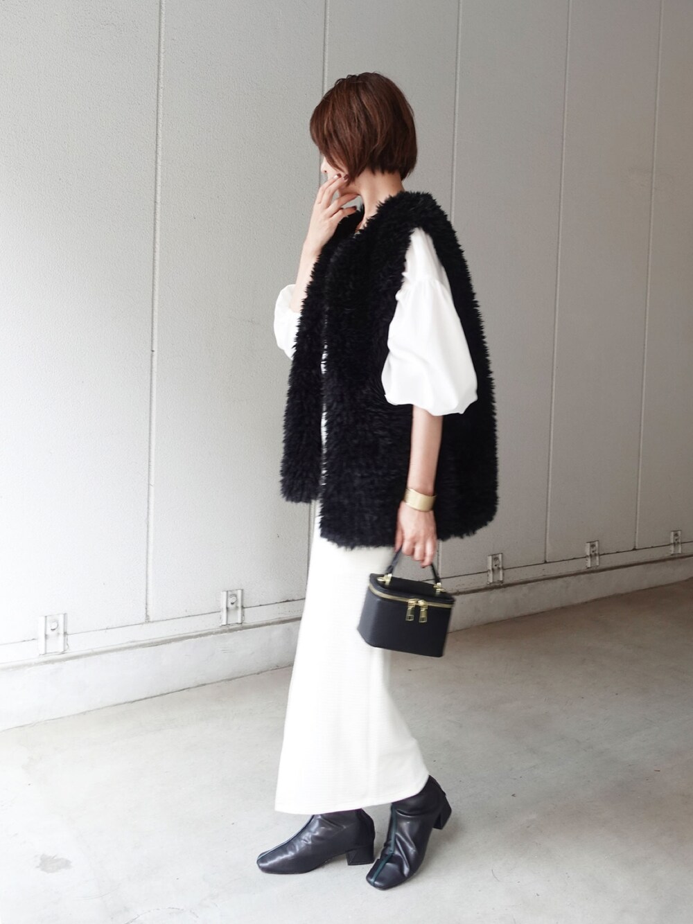 ブラック系のその他アウター、ホワイト系のシャツ/ブラウス、ブラック系のショルダーバッグを着用したレディースの夏コーディネートの1枚目の写真