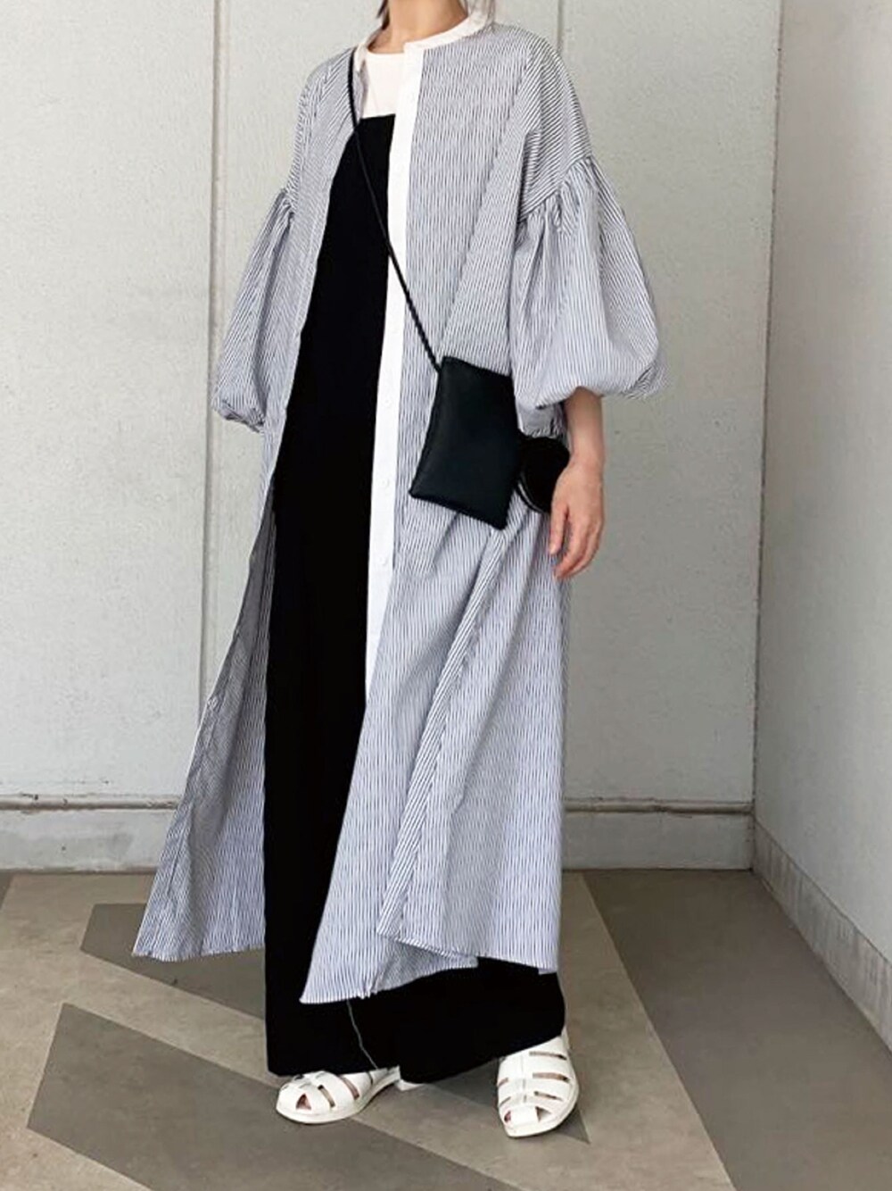 ブラック系のワンピース、ホワイト系のタンクトップ、ブラック系のサロペット/オーバーオールを着用したレディースの春コーディネートの1枚目の写真