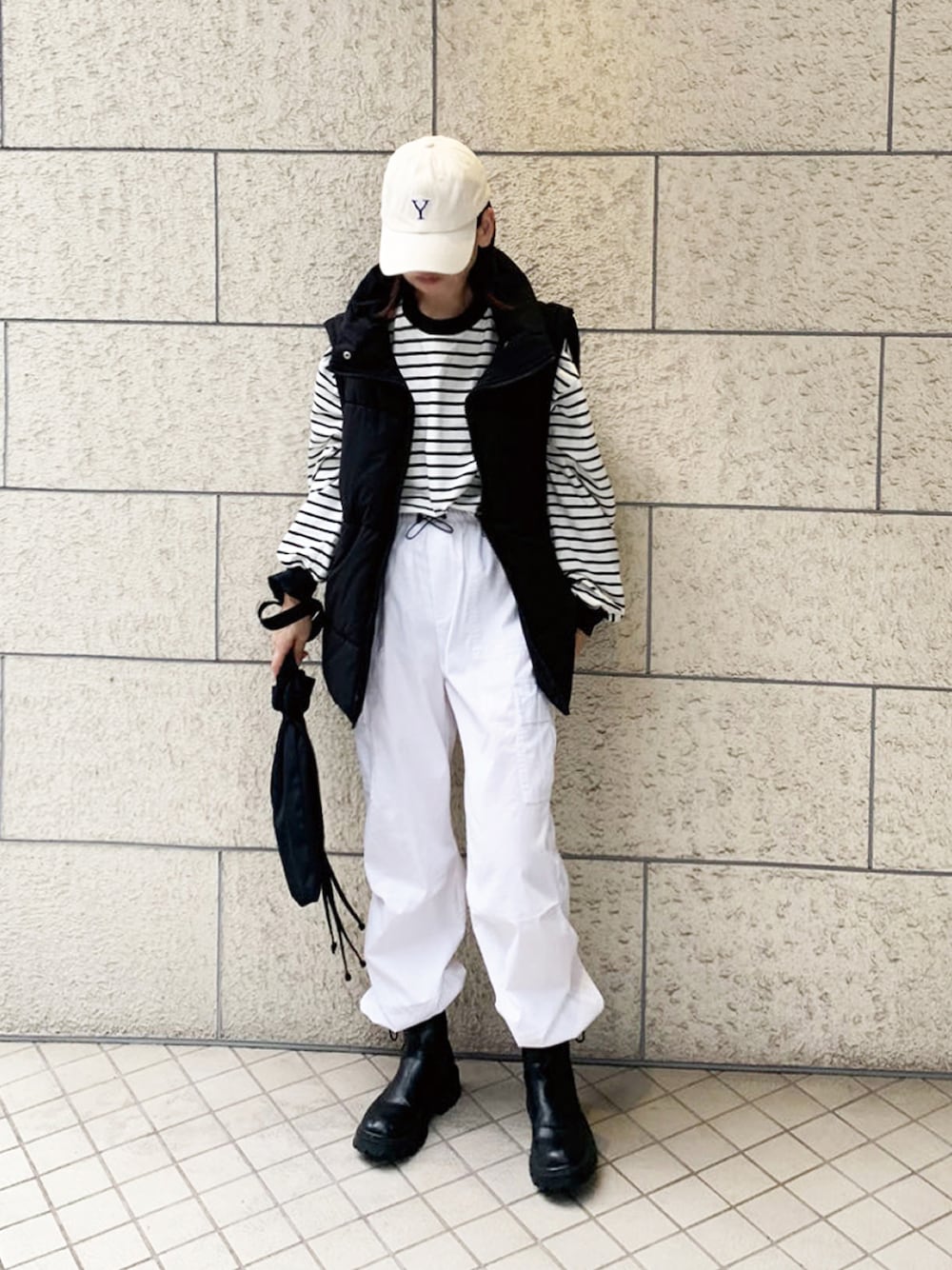 「トートバッグ、ブーツ、ボーダー、シンプル、カーゴパンツ、お出かけコーデ、ラクチンコーデ、秋コーデ、corners」｜「instagramフォローお願いします。のinstagramフォローおねがいします。（その他、ホワイト系）」を使った、kuririnさん（レディース・159cm）の秋コーディネートの1枚目の写真