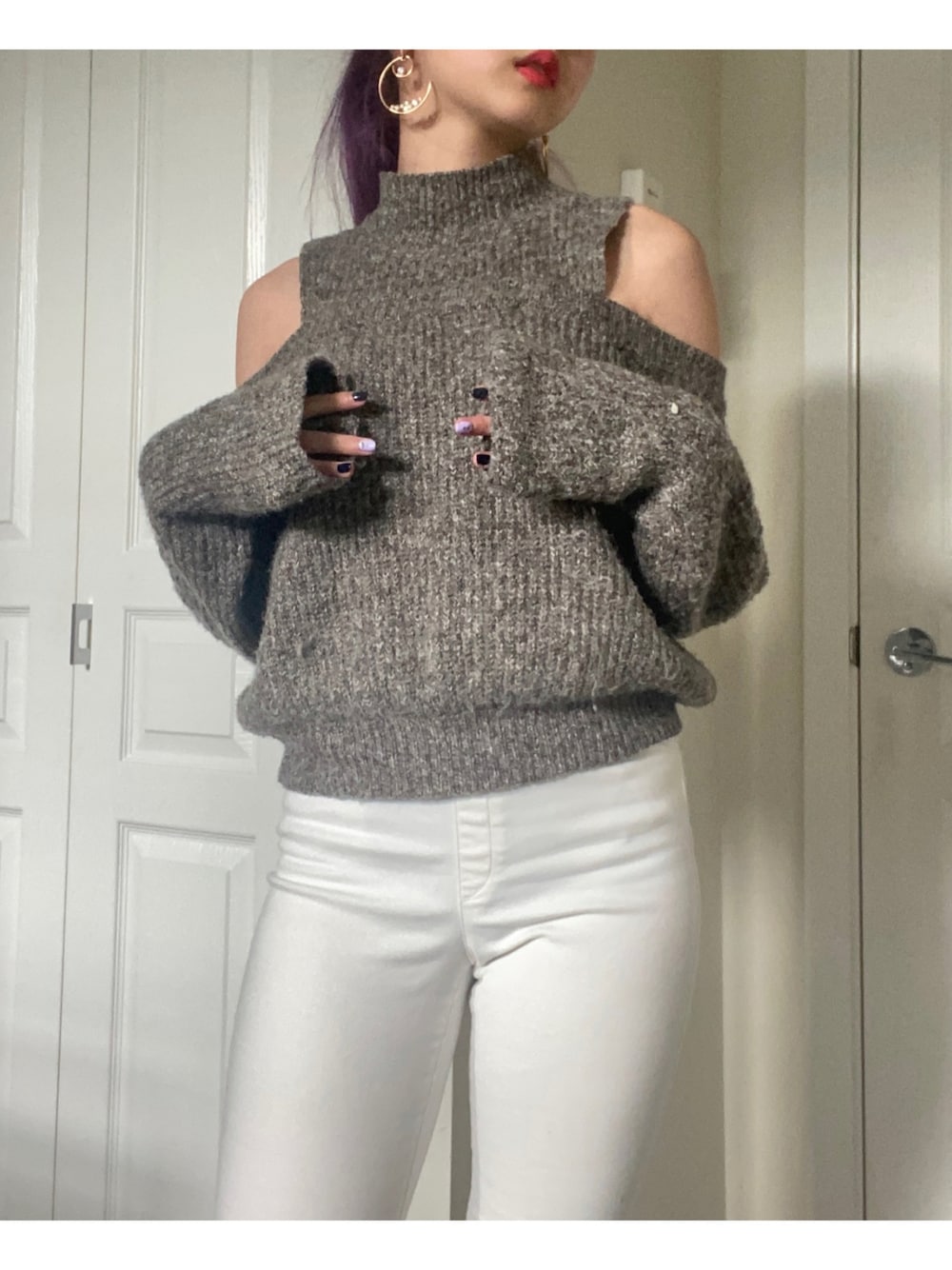 「winter、冬コーデ、JK、冬、ootd、teenager、school、肩出し、offshoulder、オフショル、UNIQLO、H&M、GU、GRL、white」｜「UNIQLOのアイテム（パンツ、ホワイト系）」を使った、Aoiさん（レディース・157cm）の冬コーディネートの1枚目の写真