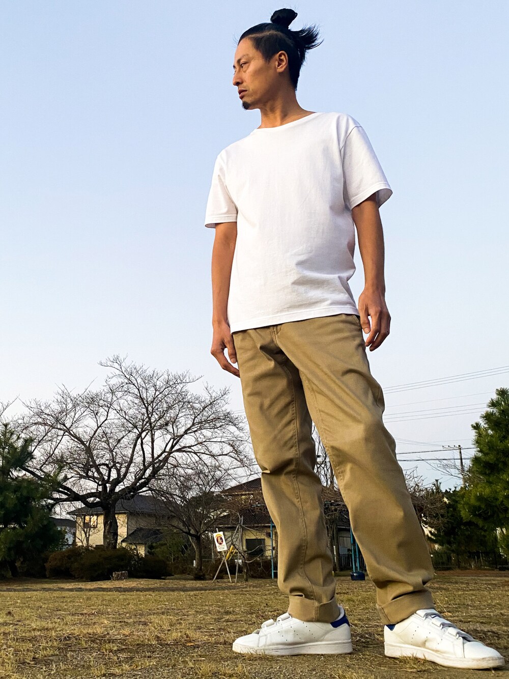 「Tシャツ、Tshirts、Tシャツコーデ、Tシャツスタイル、stan smith、ディッキーズ(Dickies)、シロＴ、おしゃれさんと繋がりたい、カジュアル、シンプル、おっさん」｜「Dickiesの【Dickies】ディッキーズ ストレッチスリムチノパンツ（チノパンツ、ベージュ系）」を使った、JUNKAPPLEさん（メンズ・169cm）の冬コーディネートの1枚目の写真