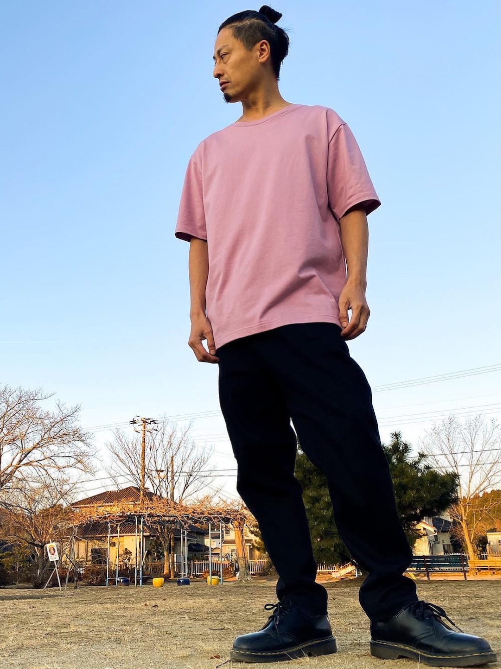 ブラック系のドレスシューズ、ブラック系のチノパンツ、ホワイト系のTシャツ/カットソーを着用したメンズの冬コーディネートの1枚目の写真