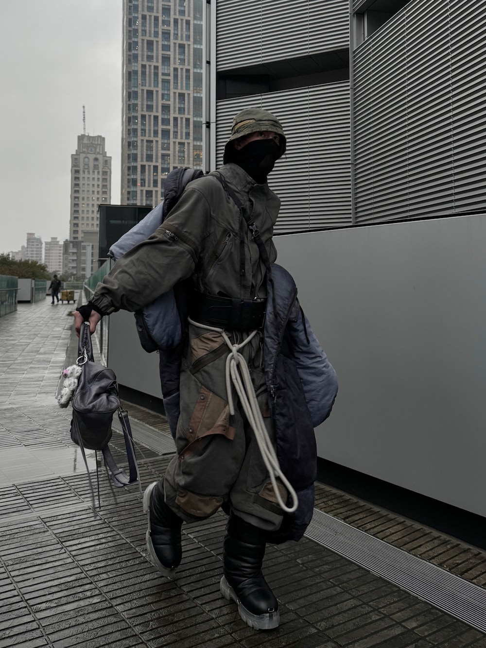 「今日のコーデ、レイヤードスタイル、春コーデ、デニムパンツ、デニムコーデ、デニム、冬コーデ、BALENCIAGA、RICK OWENS、HAMCUS、フォローミー、カジュアル、カジュアルコーデ、韓国ファッション、サングラス」｜「ins : 178ootdのアイテム（雑貨/ホビー、ブラック系）」を使った、ionism_Shiroさん（メンズ・178cm）の冬コーディネートの1枚目の写真