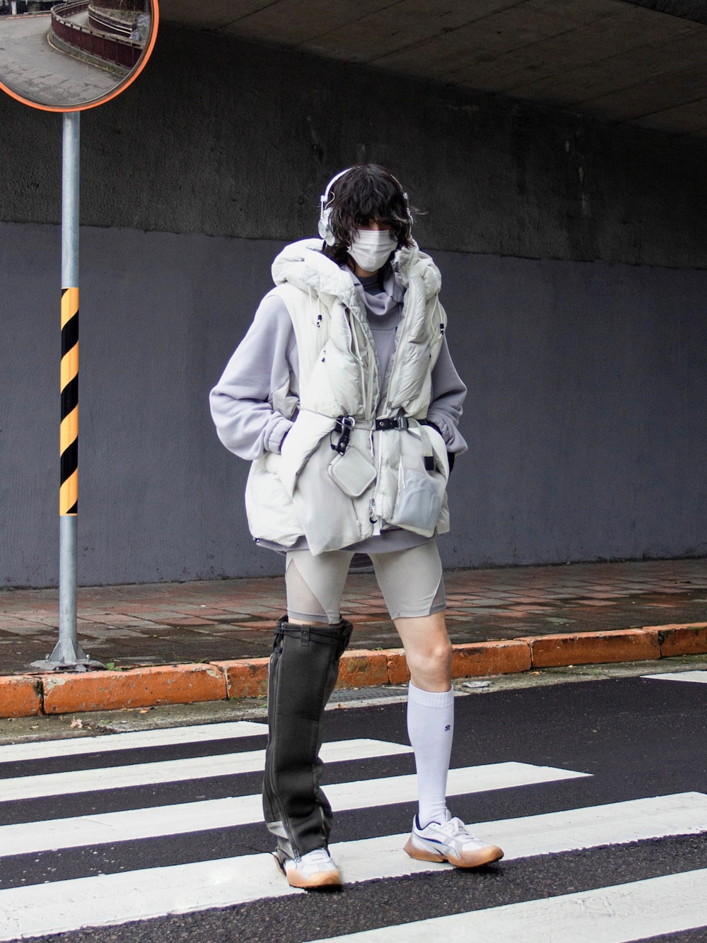 「ほめられ本命コーデ、今日のコーデ、はるコーデ、ootd、レイヤード、ストリートコーデ、春、フォローミー、韓国ファッション、いいね、save、フォローお願いします🤑、レイヤードスタイル、streetstyle、street、fashion、秋冬コーデ」｜「ADER errorのアイテム（シューズ、ホワイト系）」を使った、ionism_Shiroさん（メンズ・178cm）の冬コーディネートの1枚目の写真