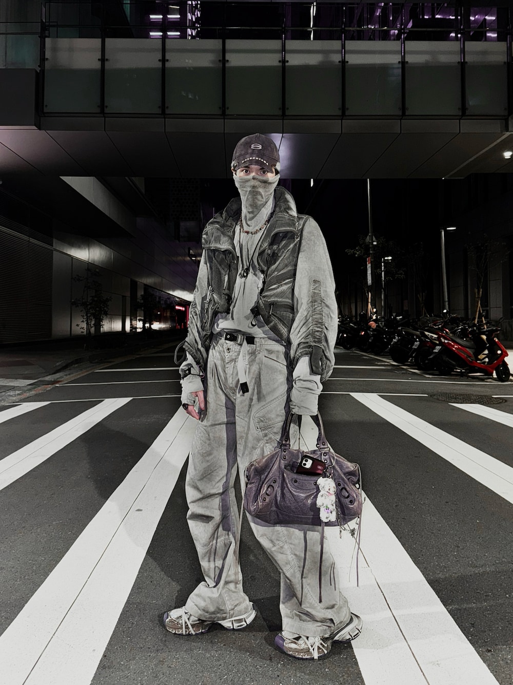 「春のNewスタイル、メンズファッション、春、ストリート、オトナカジュアル、パーカー、ファッションを楽しもう、春服コーデ、おしゃれさんと繋がりたい、淡色コーデ、パンツスタイル、スニーカーコーデ、カジュアルコーデ、BALENCIAGA、休日スタイル」｜「BALENCIAGAのアイテム（帽子、パープル系）」を使った、ionism_Shiroさん（メンズ・178cm）の春コーディネートの1枚目の写真