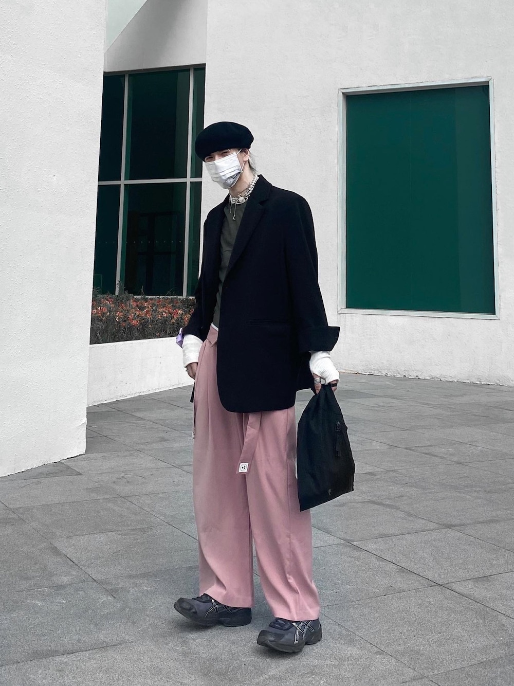 「韓国ファッション、Vivienne Westwood、カジュアル、カジュアルコーデ、シンプル、シンプルコーデ、スニーカー、ストリート、スニーカーコーデ、オーバーサイズ、オトナカジュアル、春コーデ、夏コーデ、ピンク、ファッションの力を信じよう」｜「Aakeのアイテム（スラックス、ピンク系）」を使った、ionism_Shiroさん（メンズ・178cm）の春コーディネートの1枚目の写真