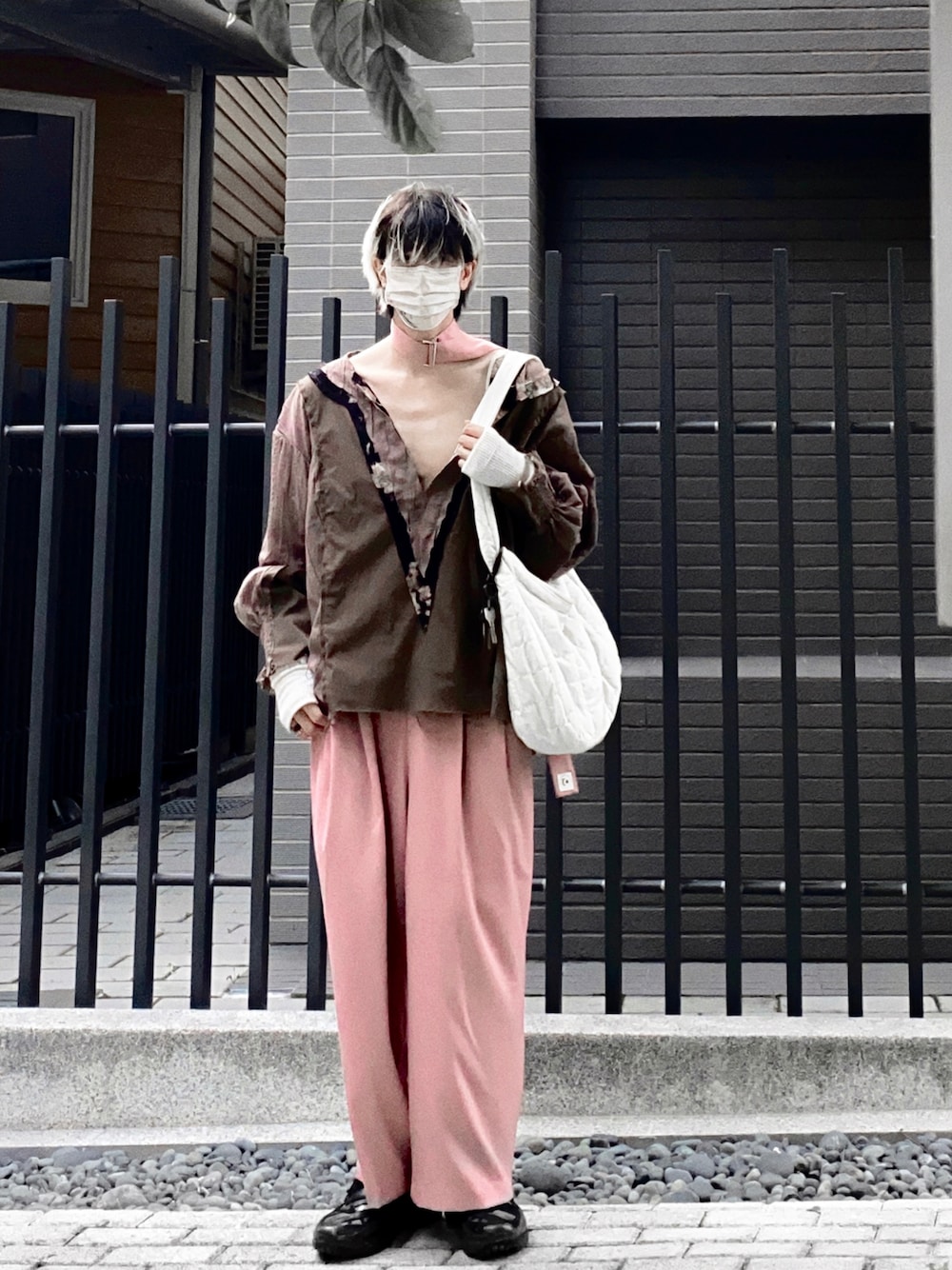 ブラック系のシューズ、ブラウン系のトップスを着用したメンズの夏コーディネートの1枚目の写真