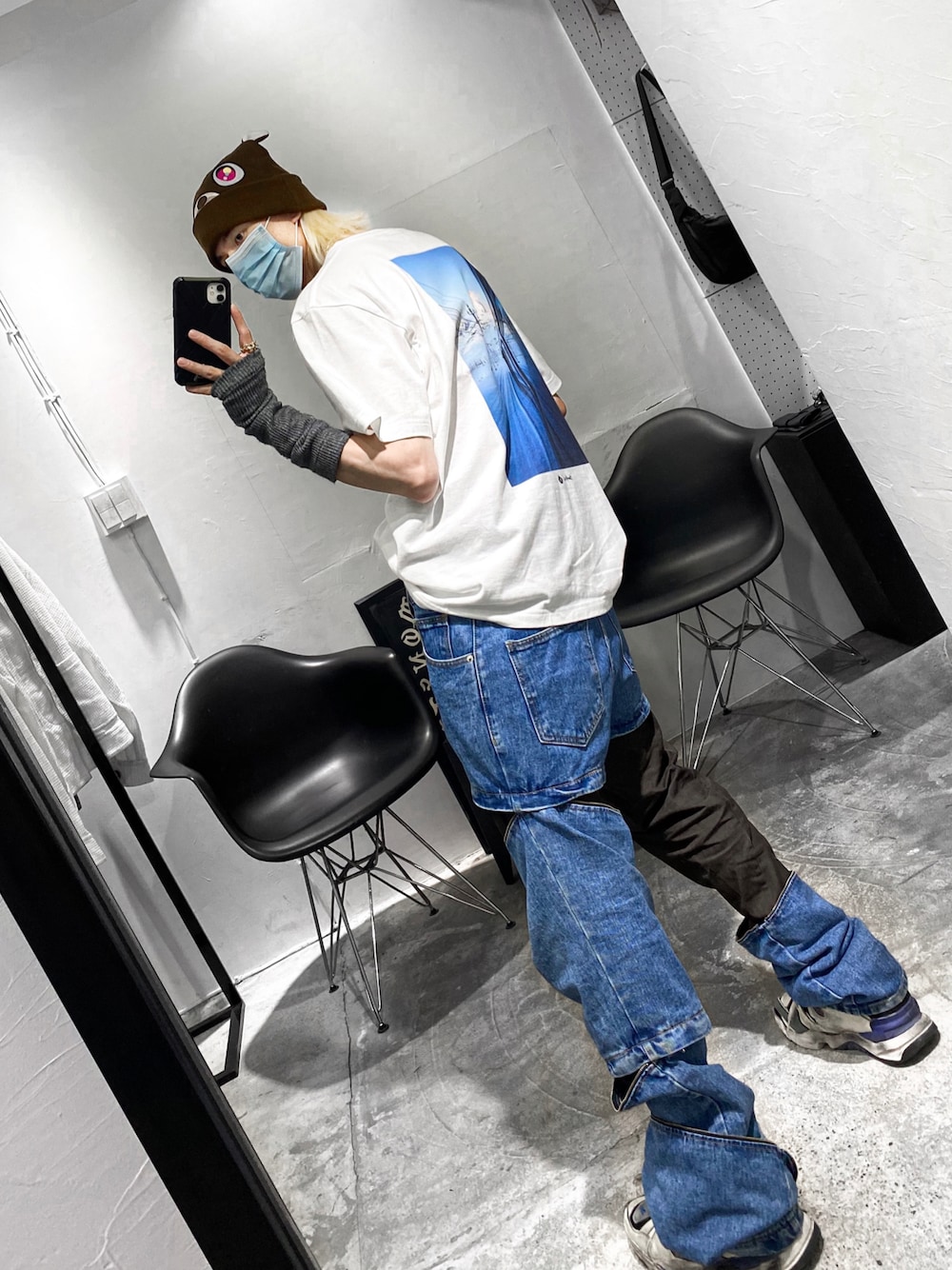 「夏コーデ、カジュアル、カジュアルコーデ、レイヤードスタイル、スニーカー、ストリート、street、streetstyle、オーバーサイズ、vetements、Taiwan、白Tシャツ、デニム、デニムパンツ、denim」｜「ins : 178ootdのアイテム（雑貨/ホビー、ブラック系）」を使った、ionism_Shiroさん（メンズ・178cm）の秋コーディネートの1枚目の写真