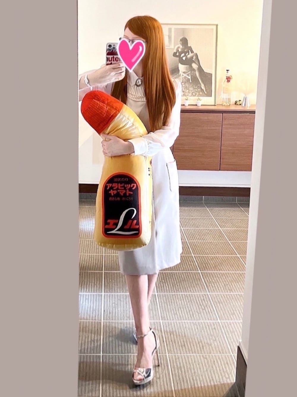 シルバー系のサンダル、ホワイト系のシャツ/ブラウス、グレー系のジャンパースカートを着用したレディースの春コーディネートの1枚目の写真