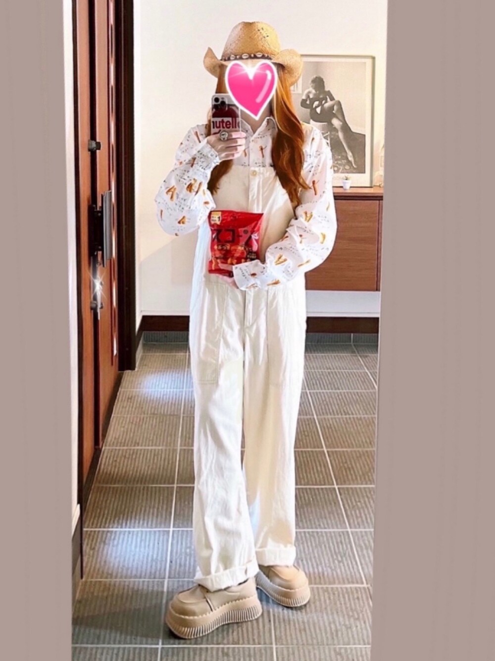 ホワイト系のシャツ/ブラウス、ベージュ系のスニーカー、ベージュ系のサロペット/オーバーオールを着用したレディースの夏コーディネートの1枚目の写真