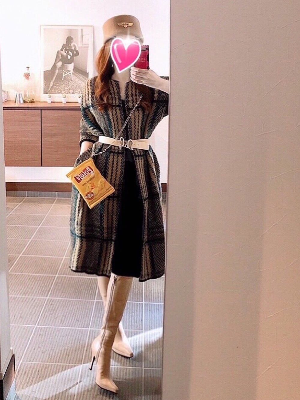 「チェック、カーディガン、STYLENANDA、ロングブーツ、ウエストマーク、ブローチ、OSMOSIS、DOLCE&GABBANA、ﾜﾝﾋﾟｰｽ風、Pinky&Dianne、フェルトハット、パロディバッグ、バングル時計、ポテトチップス」｜「COMMA.bのポトテだった…😂👌（その他小物、イエロー系）」を使った、致し方なく課金さん（レディース・157cm）の秋コーディネートの1枚目の写真