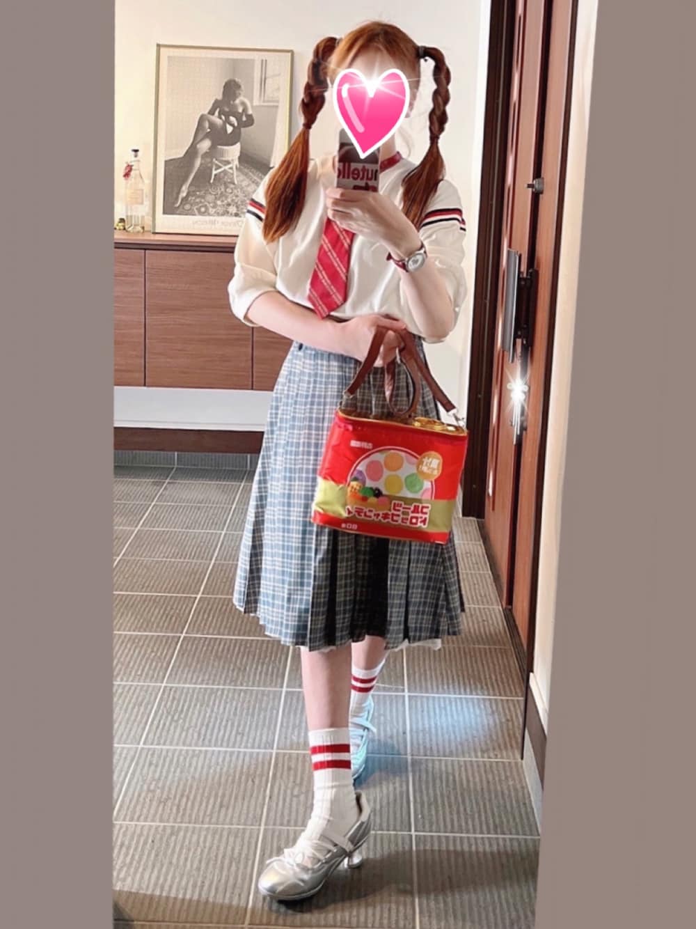 「ネクタイ、プリーツスカート、ドロップキャンディ、三つ編み、ライン入りトップス、チェック柄、ラインソックス、ヒール付きスニーカー、FOREVER 21、Folli Follie」｜「森野農園のフルーツドロップキャンディ缶♡（ショルダーバッグ、レッド系）」を使った、致し方なく課金さん（レディース・157cm）の夏コーディネートの1枚目の写真