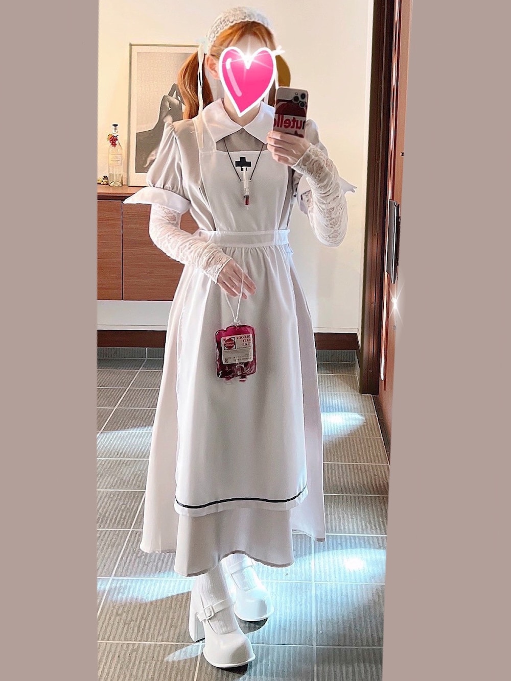 ホワイト系のパンプス、グレー系のワンピース、ホワイト系のアームカバーを着用したレディースの秋コーディネートの1枚目の写真