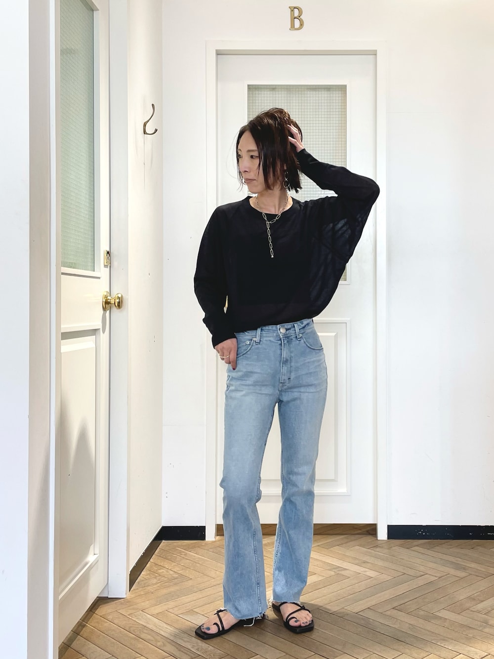 デニムパンツを使った「黒トップス」の人気ファッション