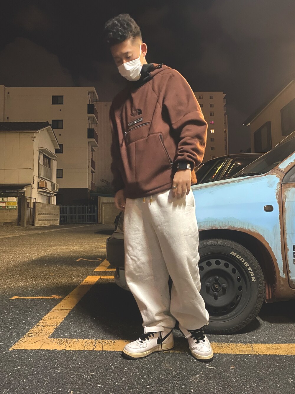 「秋冬コーデ、フリース、スニーカー、スウェット、ストリート、ハーフジップ、NIKE、supreme、THE NORTH FACE、ootd、休日スタイル、エアフォースワン、ビックシルエット、いいね、save、フォローお願いします🤑、ラフ」｜「NIKEのNIKE AIR FORCE 1 MID '07 / ナイキ エア フォース 1 MID '07 【SP】（スニーカー、ホワイト系）」を使った、小藪さん（メンズ・175cm）の秋コーディネートの1枚目の写真