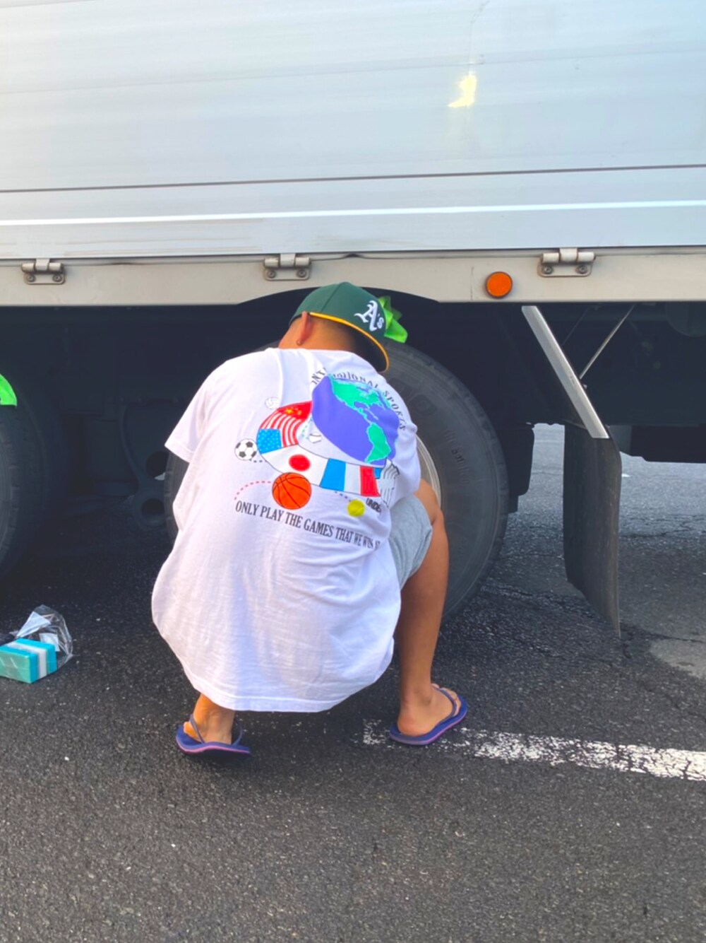 「お洒落さんとつながりたい、リラックススタイル、いいね、save、フォローお願いします🤑、オーバーサイズ、白Tシャツ、ビーチサンダル、キャップ、休日スタイル、ストリート、今日のコーデ、ビックシルエット、夏、シンプル、ファッションの力を信じよう、スウェットパンツ」｜「NEW ERAのニューエラ キャップ 59FIFTY MLB オーセンティックコレクション オンフィールド NEW ERA（キャップ、グリーン系）」を使った、小藪さん（メンズ・175cm）の秋コーディネートの1枚目の写真