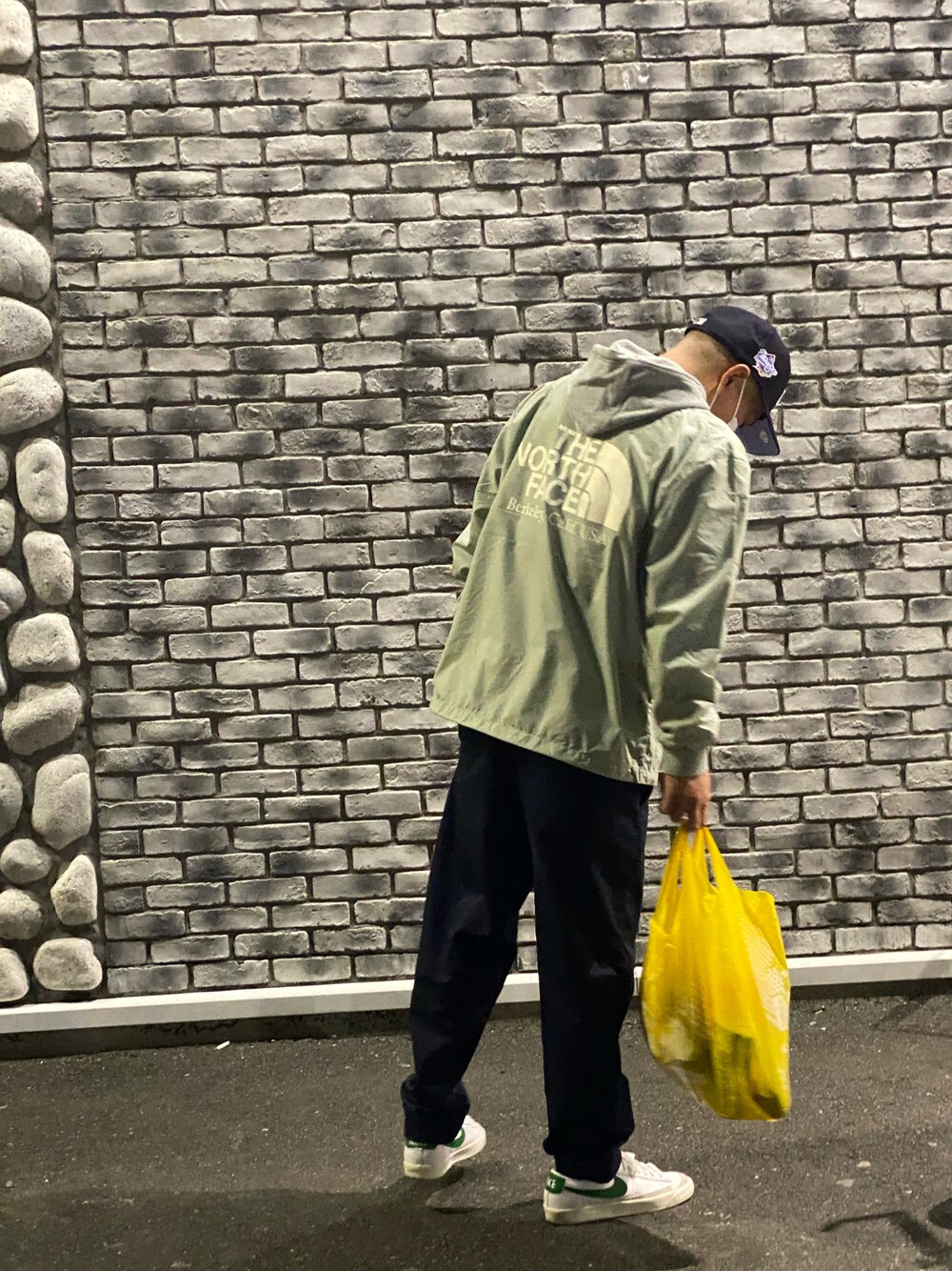「オーバーサイズ、リラックススタイル、ストリートファッション、ワイドパンツ、ootd、ビッグシルエット、今日のコーデ、スニーカーコーデ、ストリート、スケータースタイル、パーカー、ナイロンジャケット、私の推しブランド、ワークパンツ、いいね、save、フォローお願いします🤑」｜「NEW ERAのニューエラ キャップ アンダーバイザー（キャップ、ブルー系）」を使った、小藪さん（メンズ・175cm）の冬コーディネートの1枚目の写真