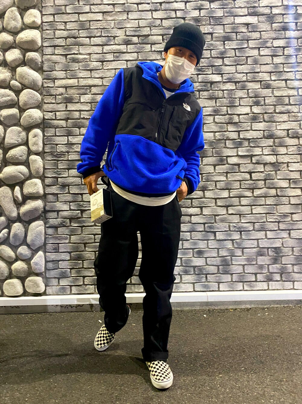「私の推しブランド、カジュアルコーデ、今日のコーデ、おしゃれさんと繋がりたい、スニーカー、ストリートファッション、フリース、ワークパンツ、ハーフジップ、ビーニー、白Tシャツ、スケータースタイル、いいね、save、フォローお願いします🤑、フーディー、大人コーデ」｜「VANSの[ ヴァンズ ] VANS キャンバス スリッポン バンズ スニーカー（スリッポン、その他）」を使った、小藪さん（メンズ・175cm）の冬コーディネートの1枚目の写真