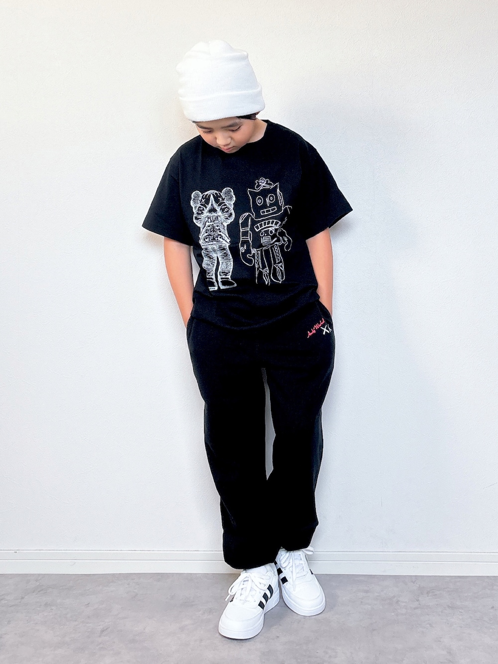 「モノトーン、お出かけコーデ、秋服準備はじめました、ロゴT、ワントーンコーデ、オールブラック、プチプラ、スニーカー、ニット帽、スポーツミックス、ストリート、シンプルコーデ、カジュアル、スウェット、Tシャツ」｜「UNIQLOのアイテム（Tシャツ/カットソー、ブラック系）」を使った、M&Kさん（キッズ・132cm）の夏コーディネートの1枚目の写真